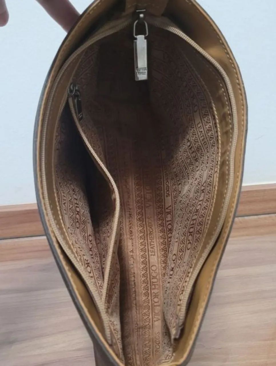 Bolsa de Ombro Marrom Victor Hugo - Foto 3