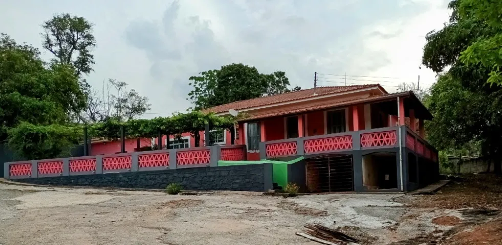 Casa estilo colonial com 4 quartos, sendo uma suíte. Ampla cozinha. Ampla copa. Esp. Gourm