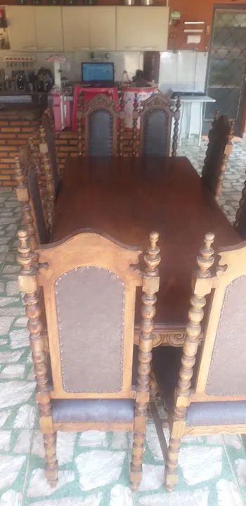 Mesa colonial com 8 cadeiras