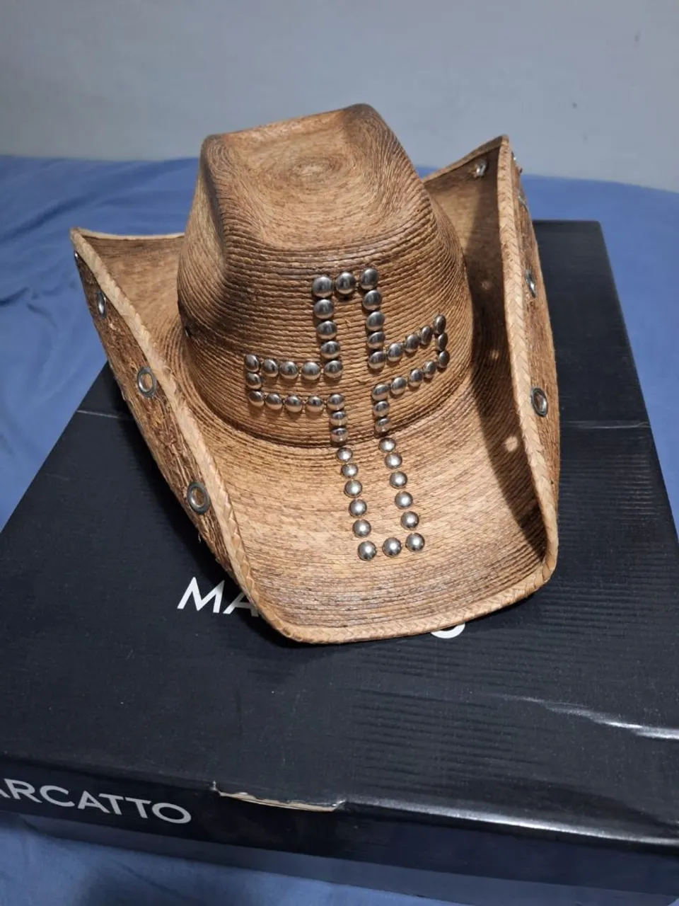 Chapéu Country com Detalhes em Metal - Estilo Único