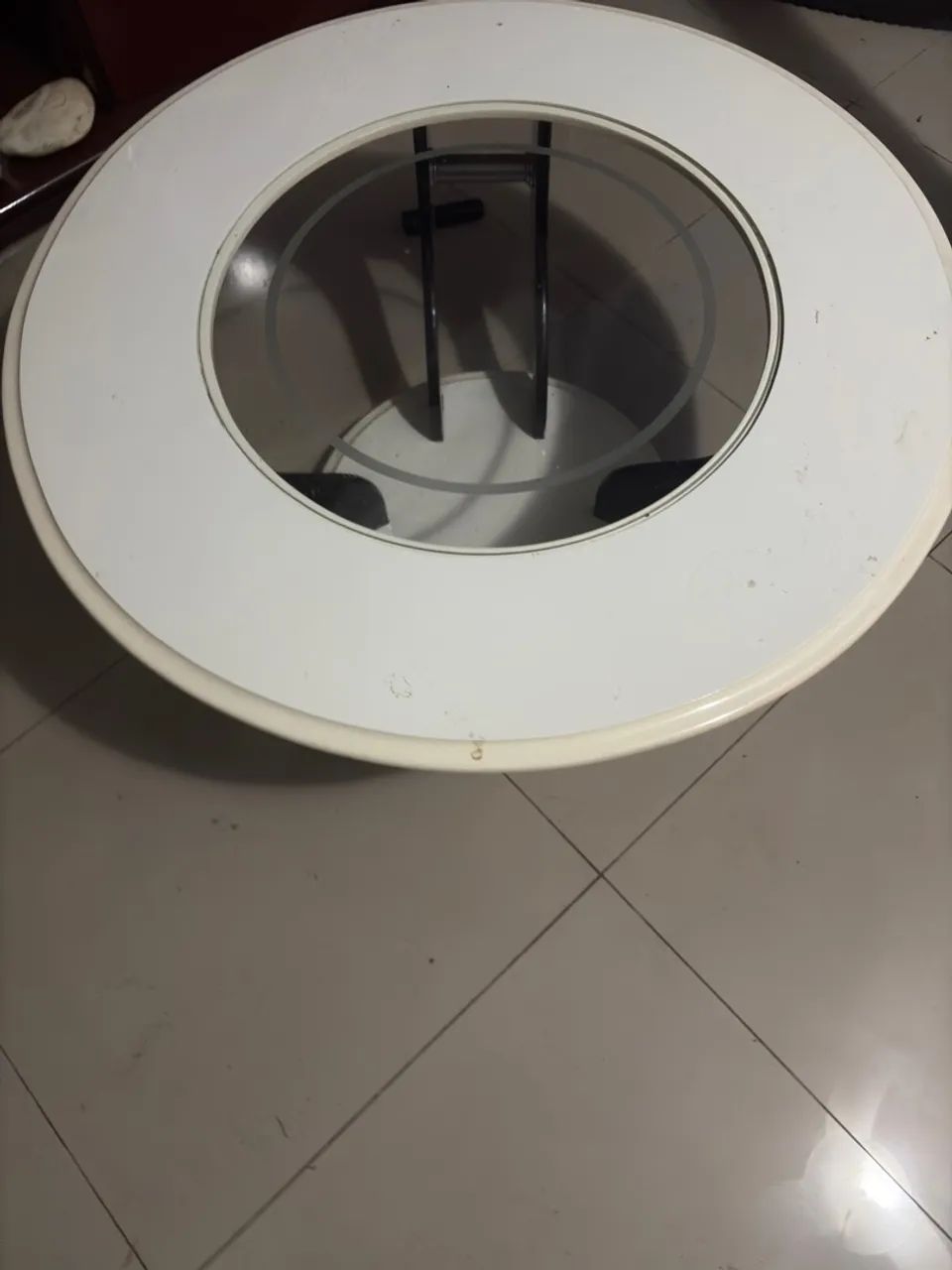 Sofá de Couro Preto e uma mesa para apoiar o pé ou decorar com algo - Foto 2