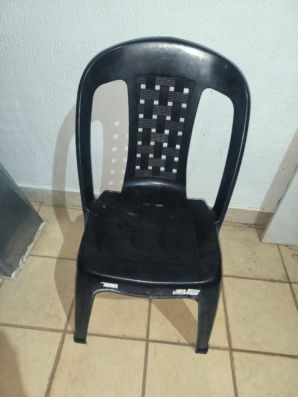 Conjunto Com Uma Mesa Redonda e Quatro (4) Cadeiras Plásticas Ótimo Estado de Conservação - Foto 5