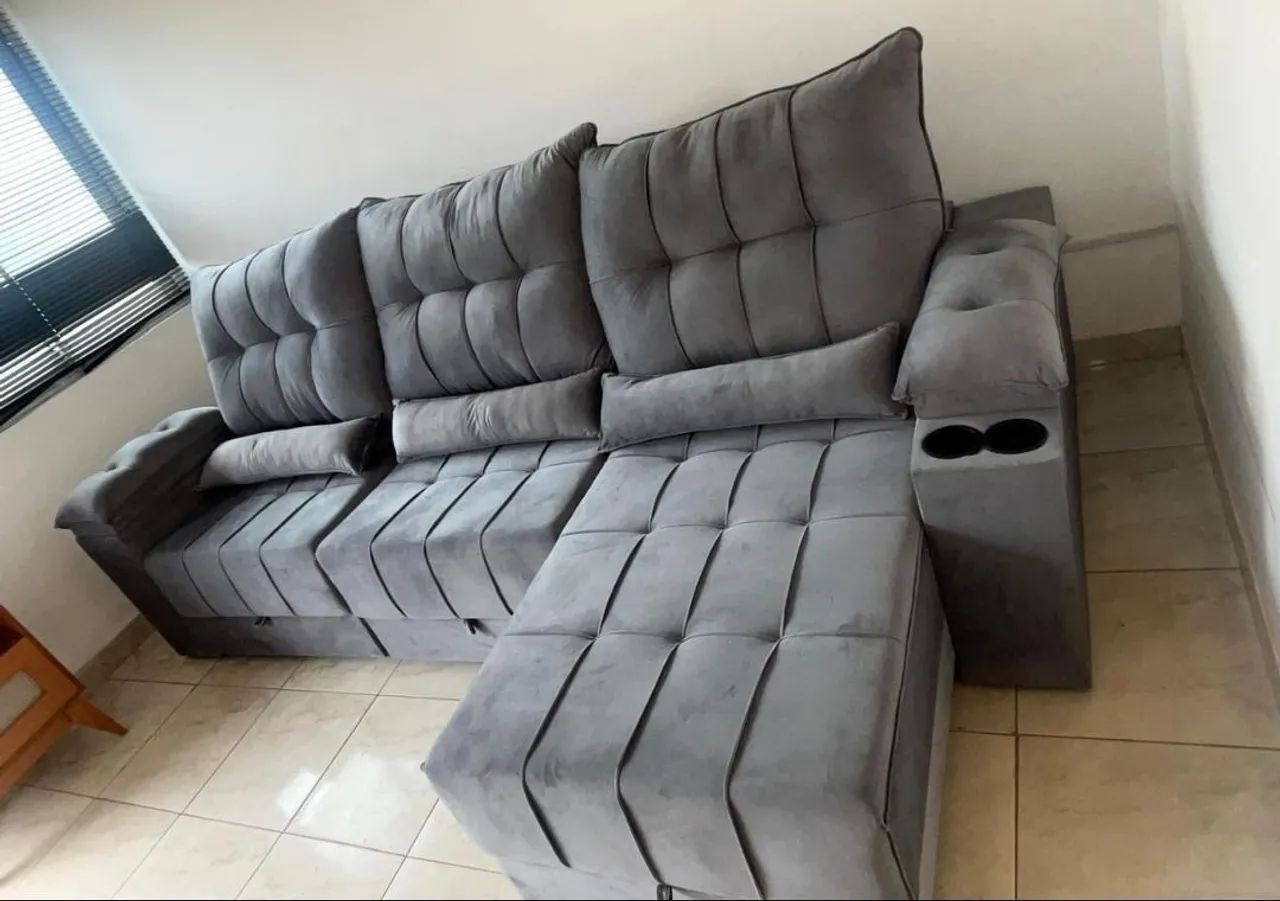 Sofá retrátil reclinável com porta-copos embutidos