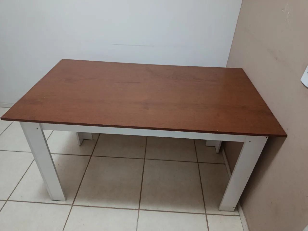 Mesa jantar com um banco 