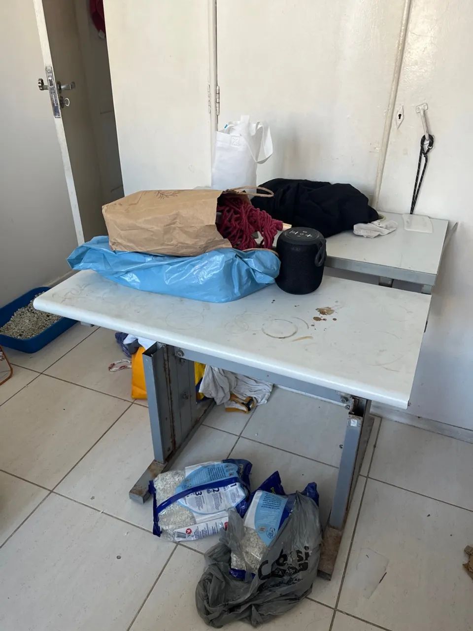 Doa-se cama, mesa e poltrona