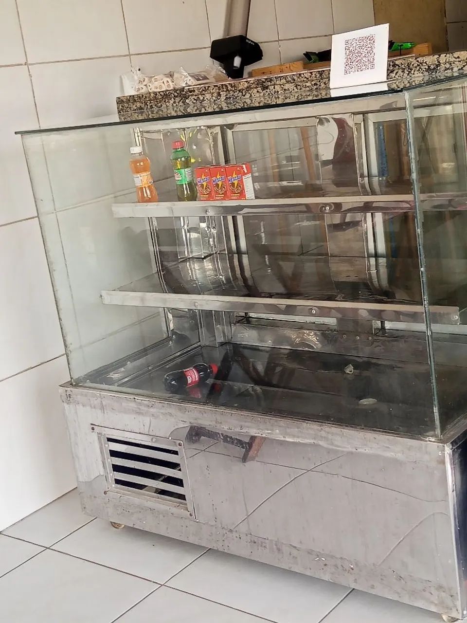 Vitrine gelada, bem conservada 