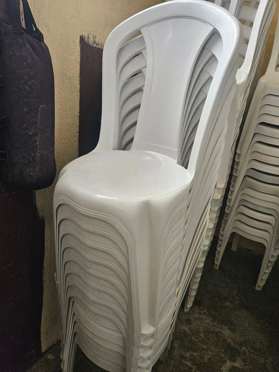 Lote com 65 cadeiras usadas! - Foto 2