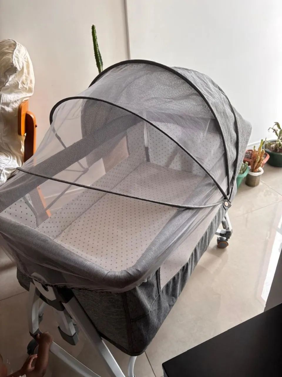 Mini Berço Completo com Mosquiteiro, Rodinhas, Trocador e Colchão - R$ 350 - Foto 4