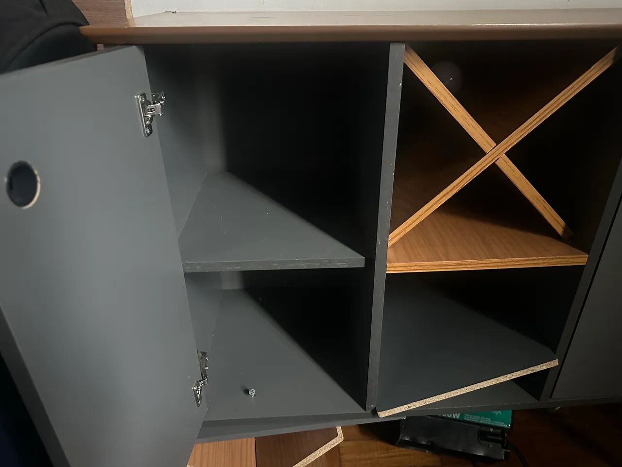 Móvel Bar / Adega com Portas e Nichos - R$ 200