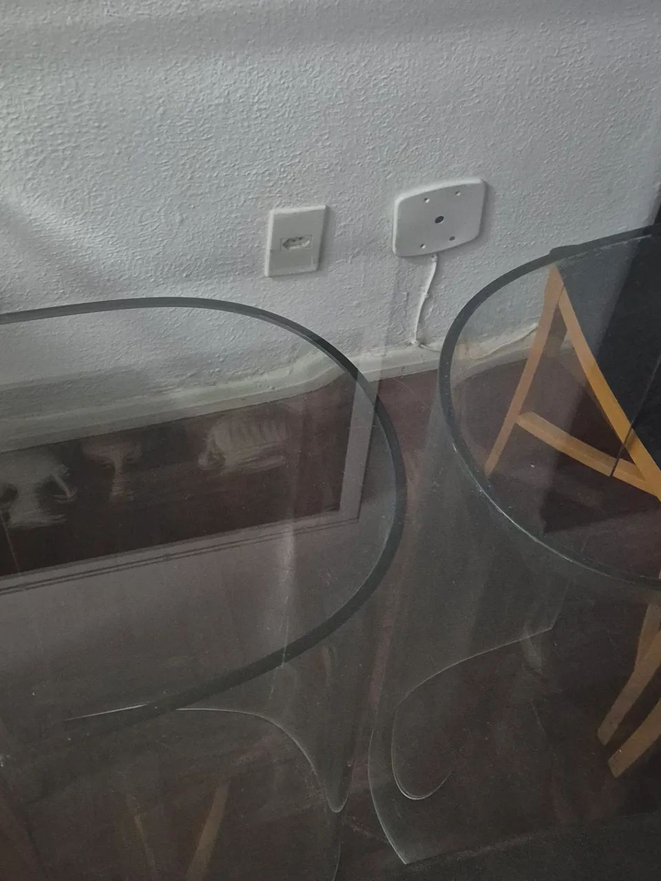 Mesa de vidro reforçado com cadeiras de madeira - Foto 5