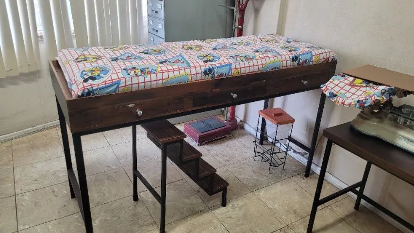 Maca para consultório de madeira com escada