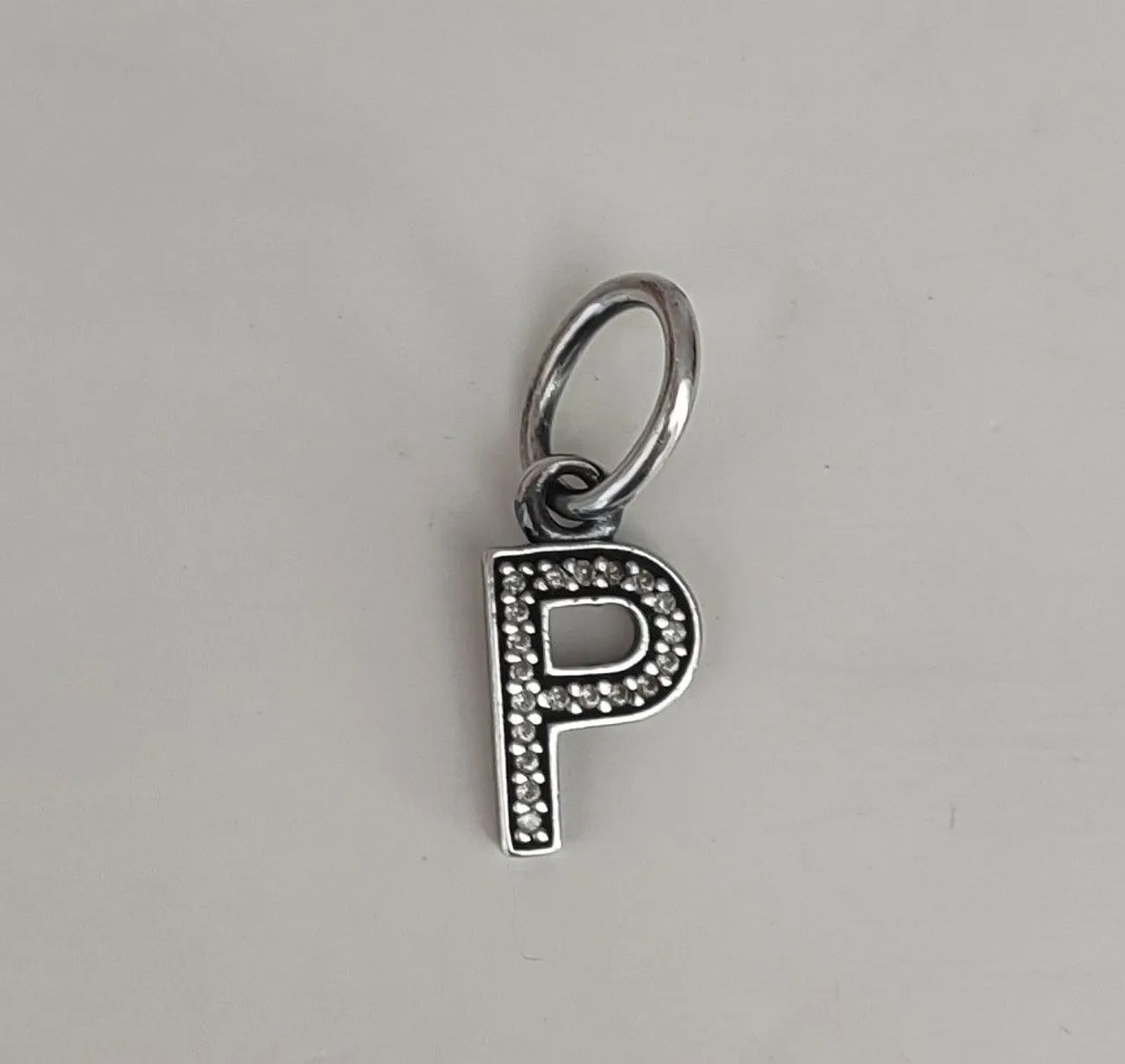 Pingente em prata letra "P" Pandora  - Foto 2
