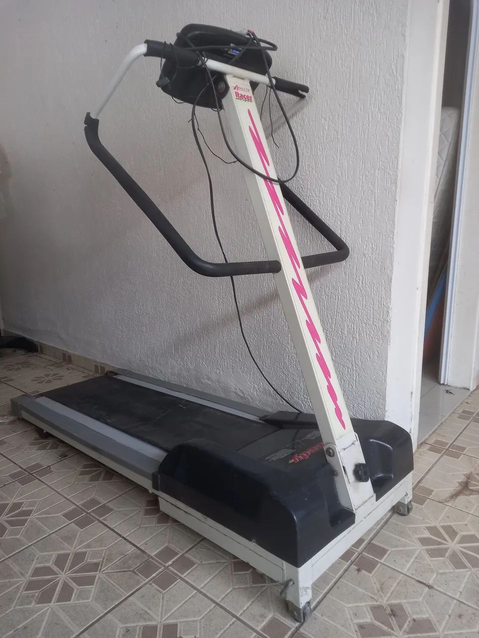 Vendo esteira para caminhada usada.