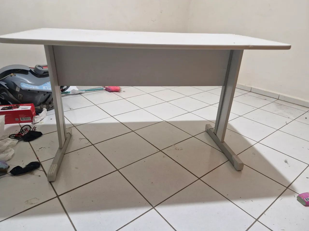Escrivaninha usada. Bom estado. Resistente.  - Foto 2