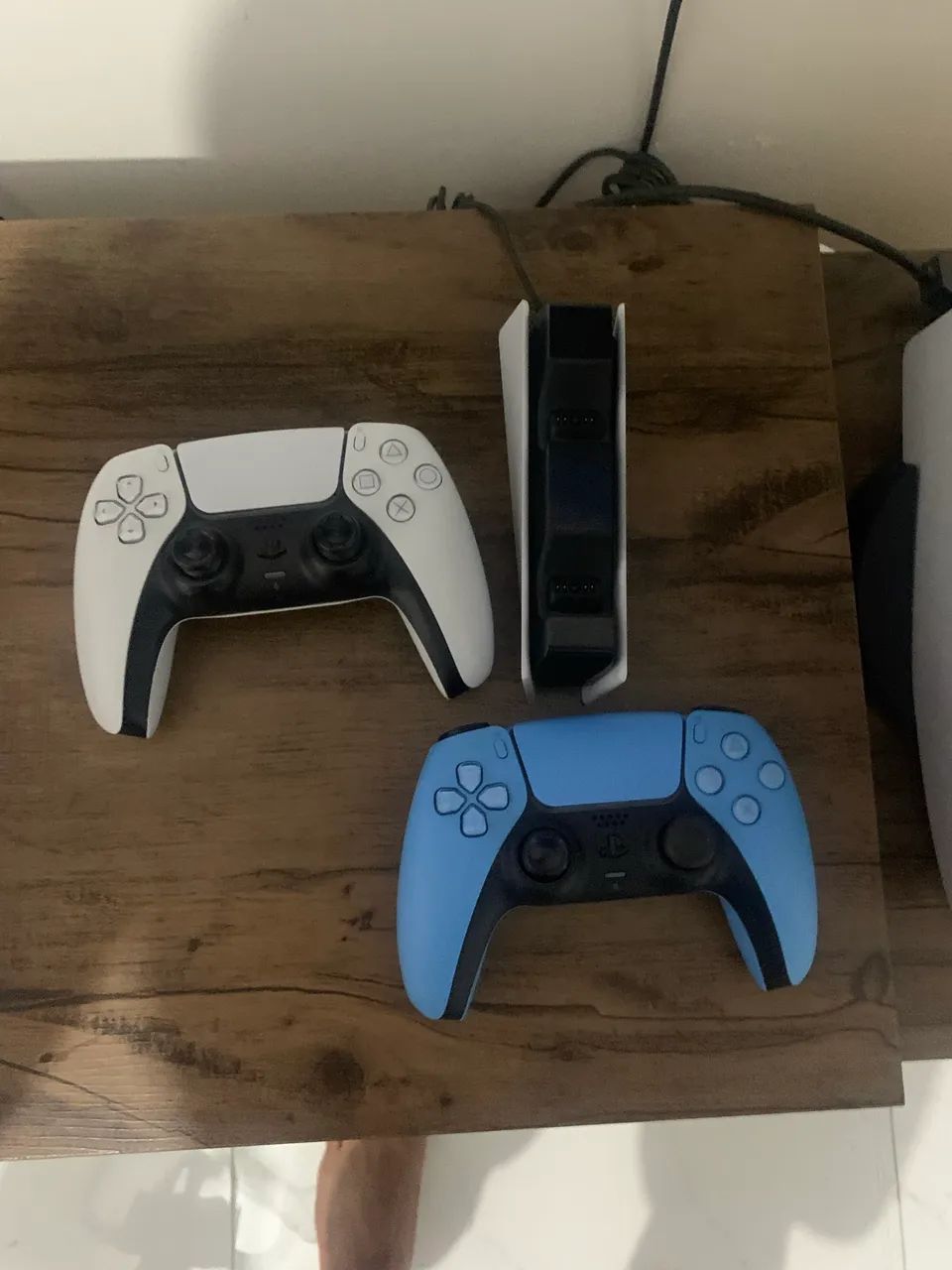 PS5 com 2 controles + base carregamento - Foto 2