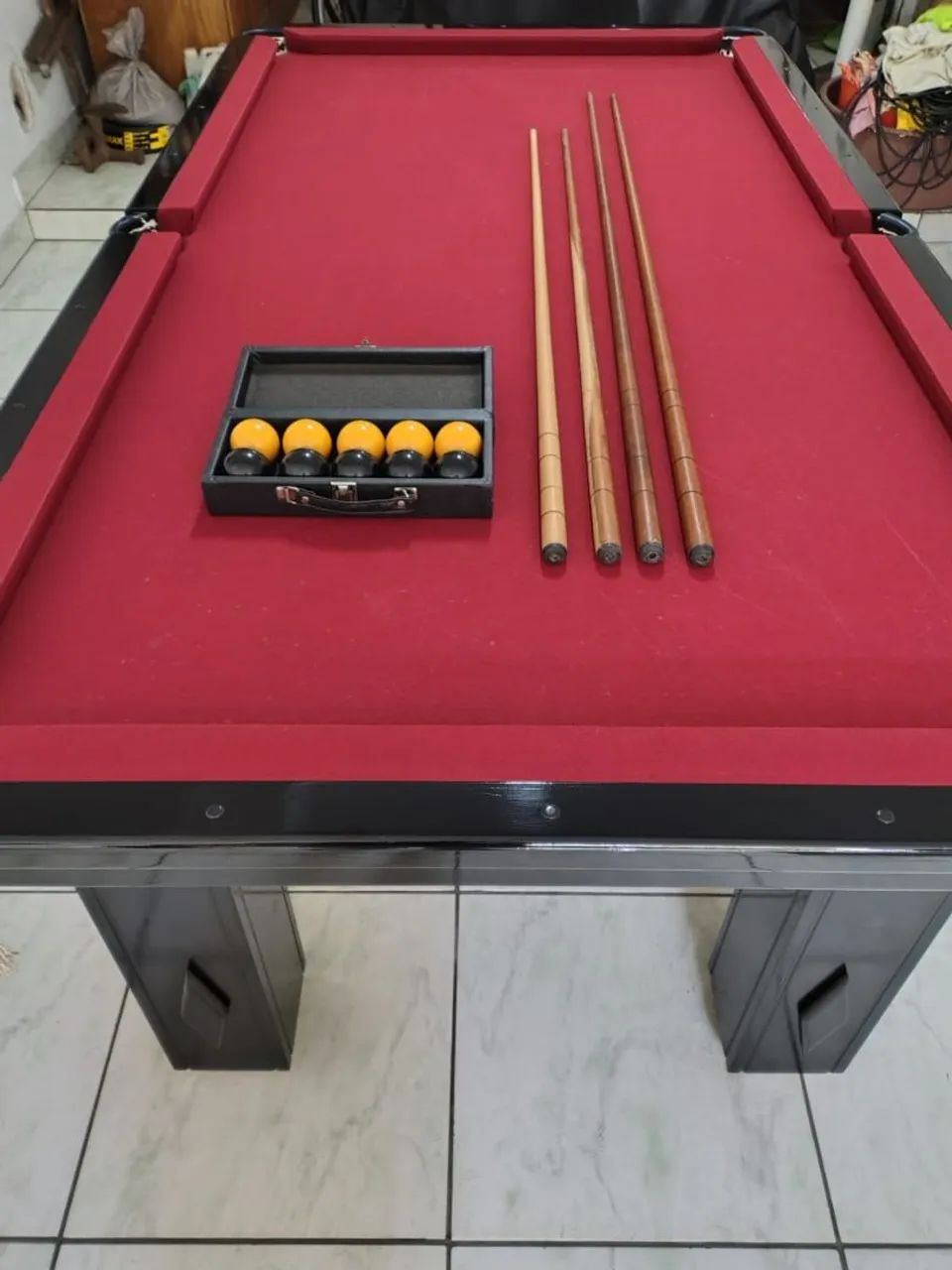 Mesa de Sinuca semi nova 2,20 x 1,20 com 4 tacos, um jogo de bolas e capa protetora 