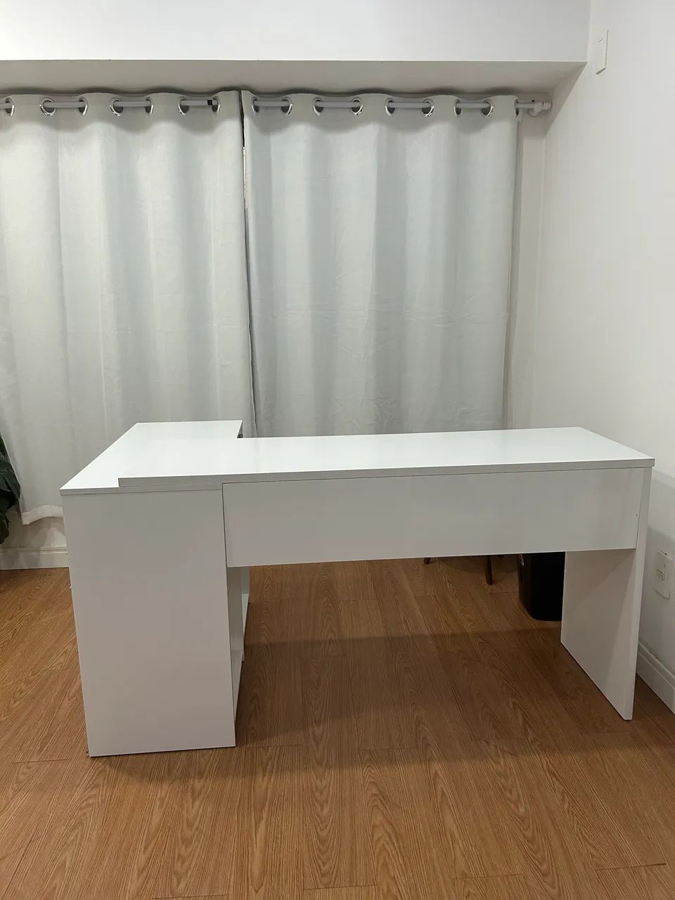 Mesa escritório em L branca com gavetas - Foto 2