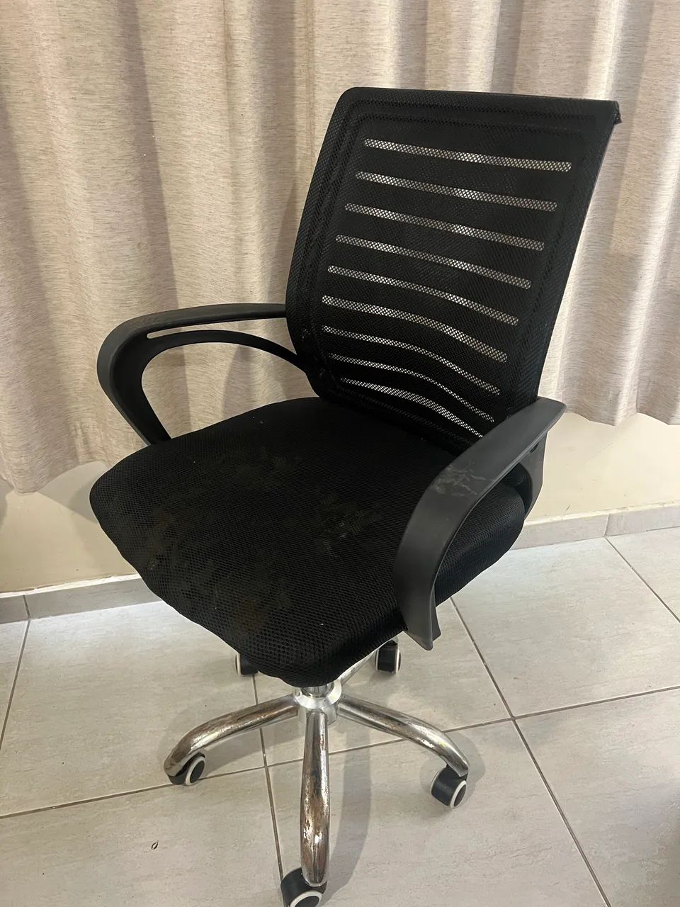 Cadeira de mesa, computador, escritório e ect..