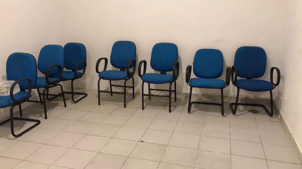 Vendo 8 Cadeiras Diretor Fixa Em Ótimo Estado.