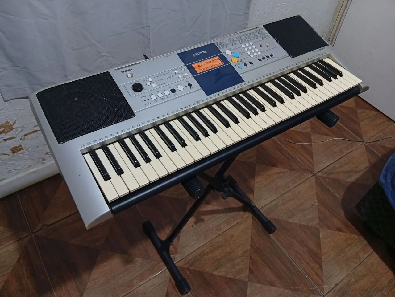 Teclado arranjador Yamaha PSR E323 com acessórios