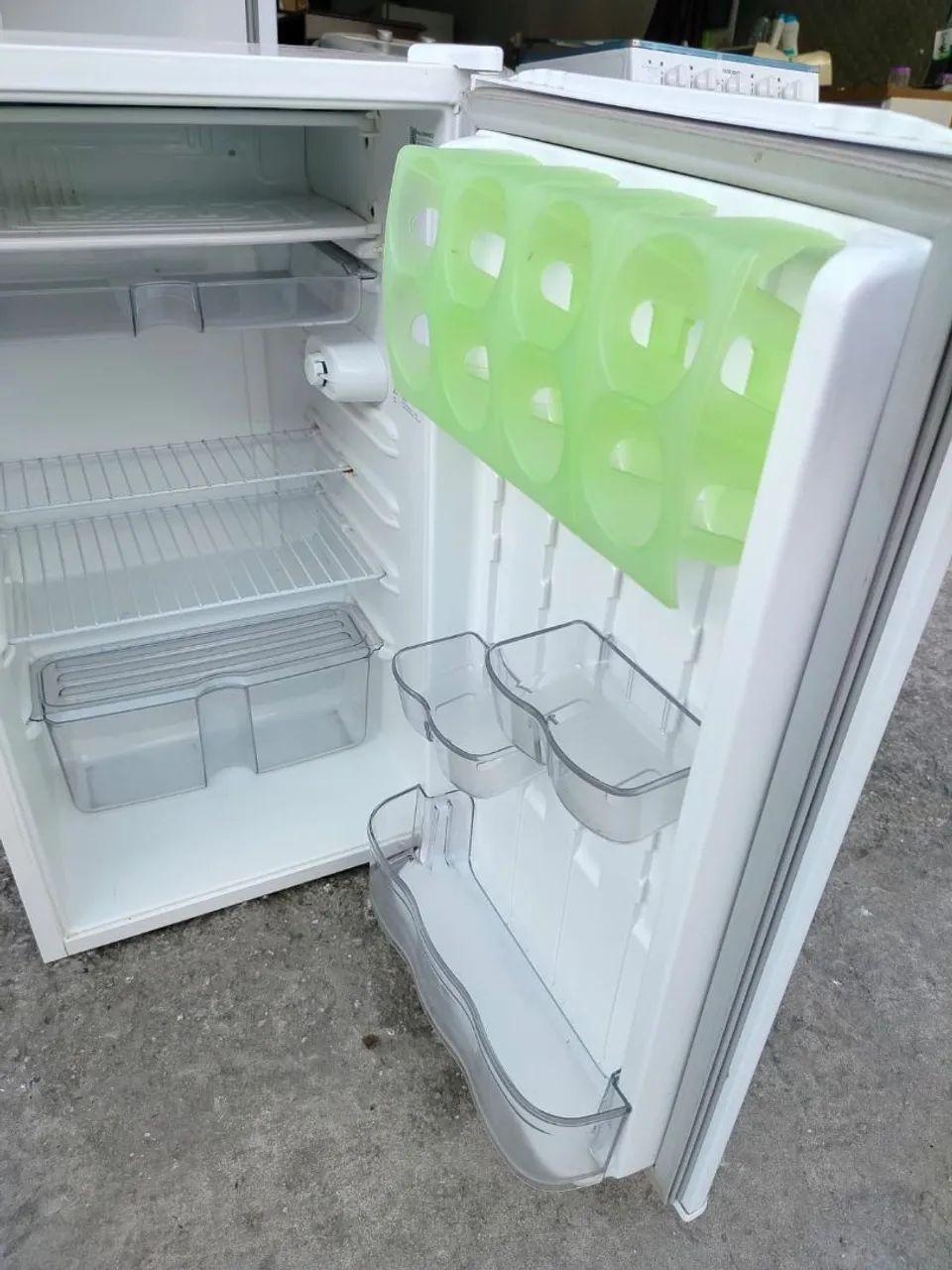 Freezer semi novo