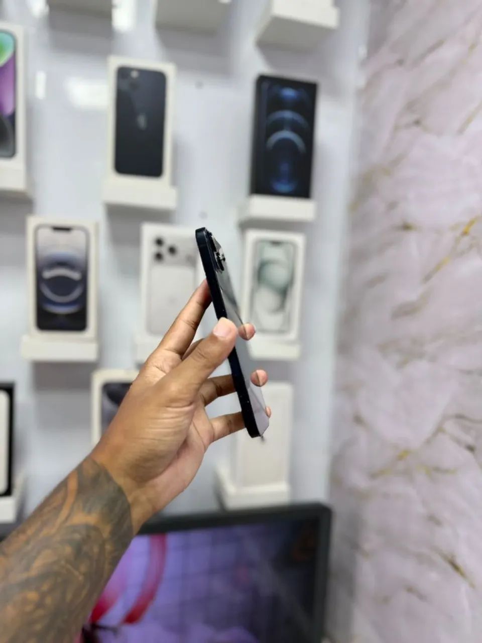 IPHONE 13 128GB TOP<br>R$ 2.099,00 preto - Foto 4