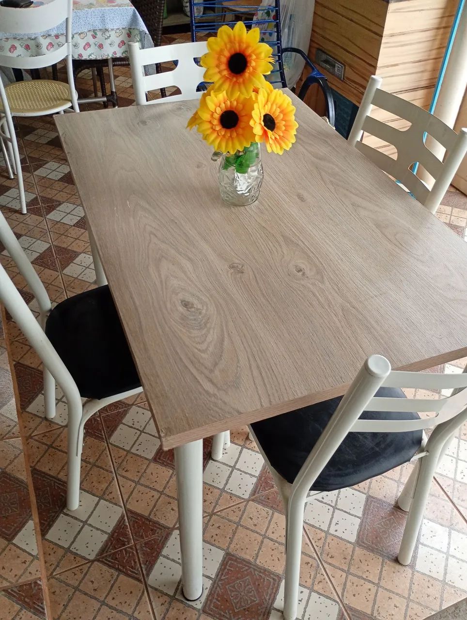 Mesa com 4 cadeiras bem nova entrego  - Foto 4