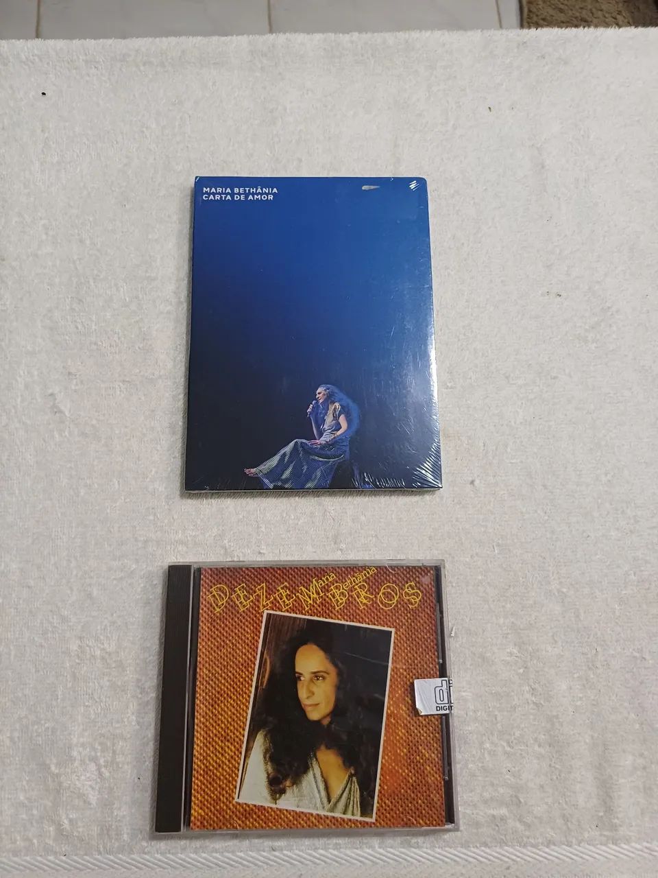 01 DVD e um CD da cantora Maria Betânia