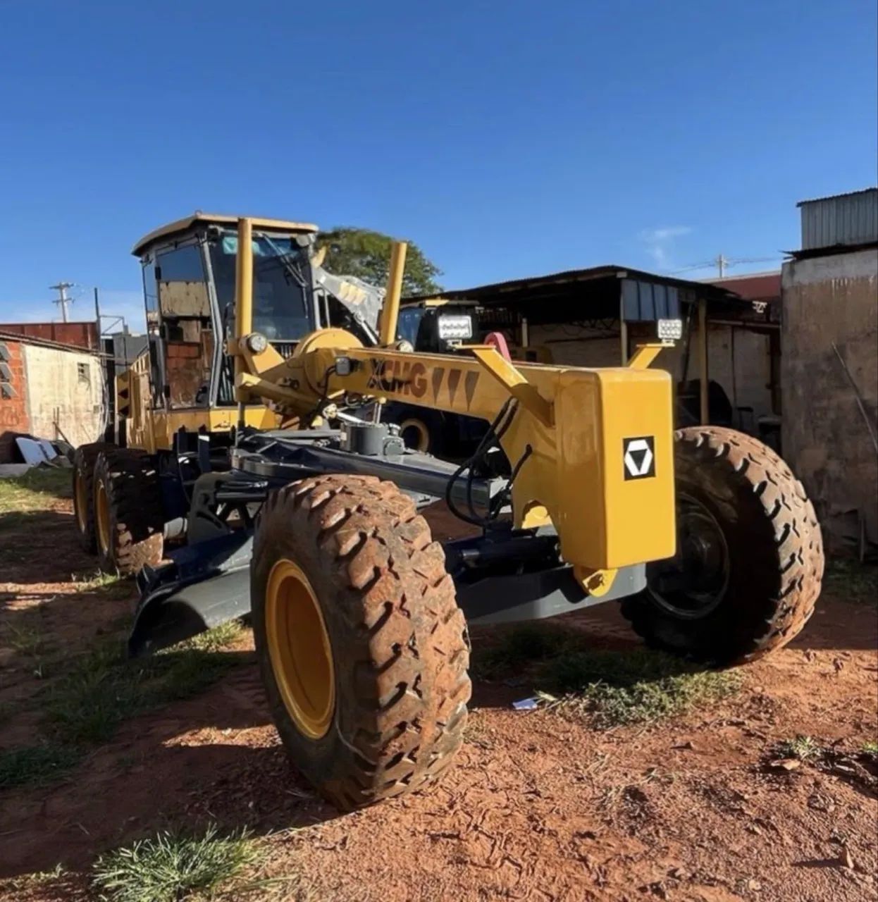 Motoniveladora XCMG GR1803BR ano 2023 com 4.000 horas e ar