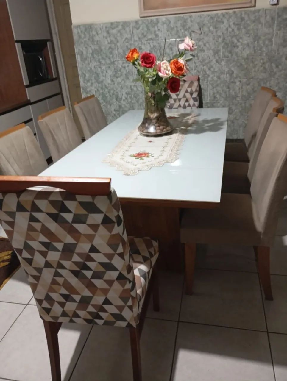 Mesa em MDF e vidro com 8 cadeiras