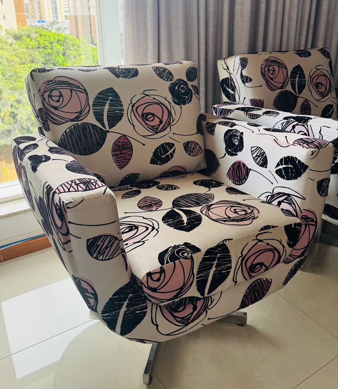 Poltronas Giratórias Modernas e Confortáveis com base inox444757647872512002