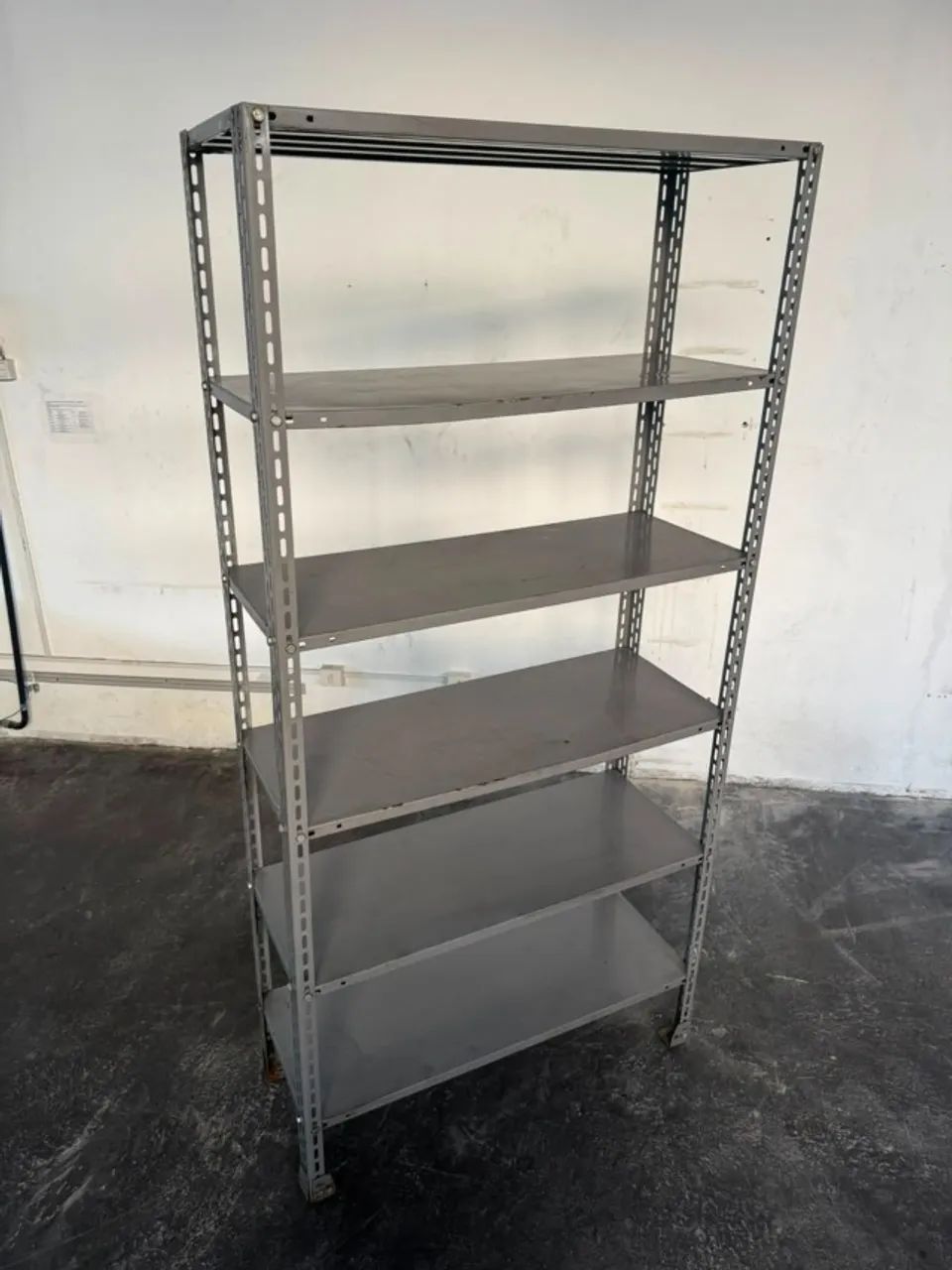 Prateleira de Ferro Resistente para Comércio ou Estoque 