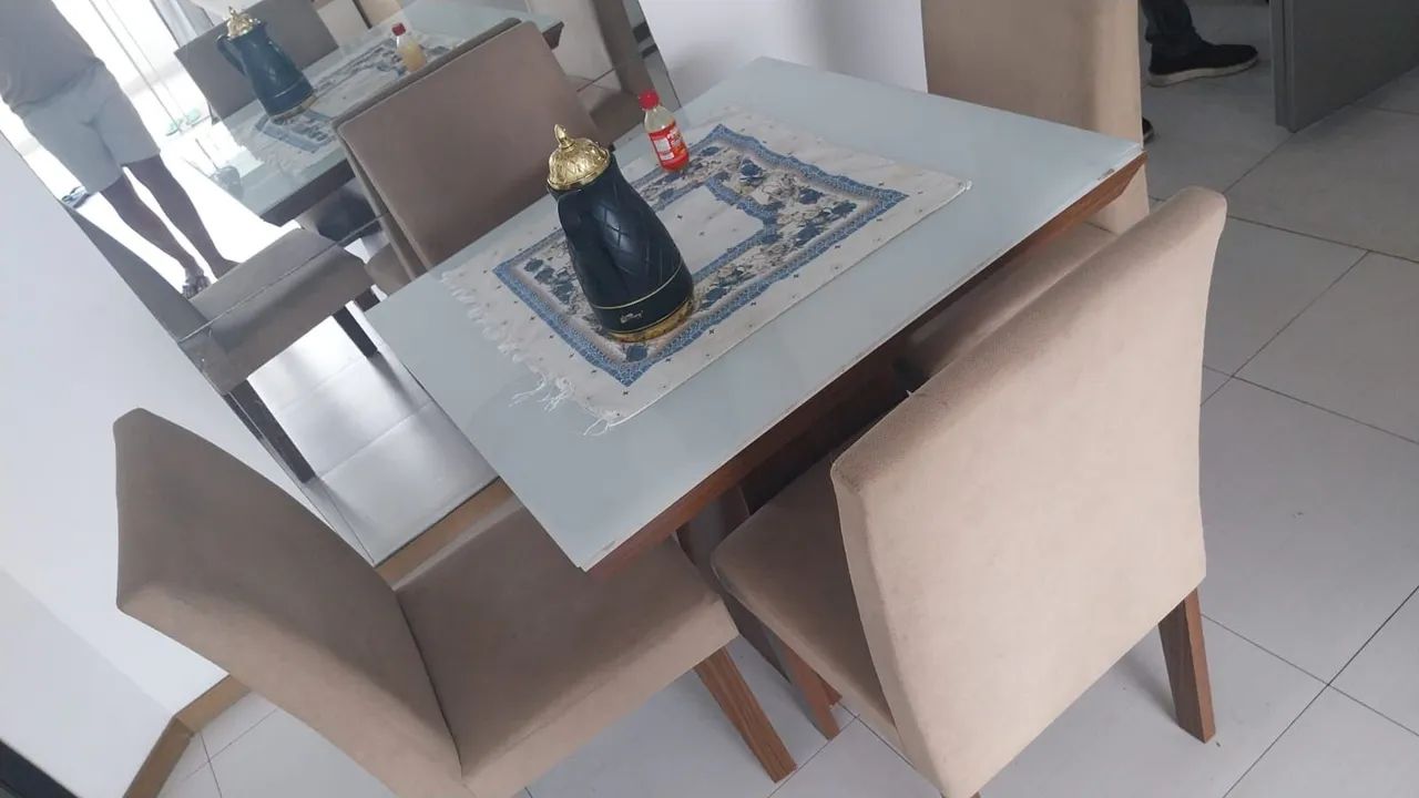 Vendo mesa com 4 cadeiras 