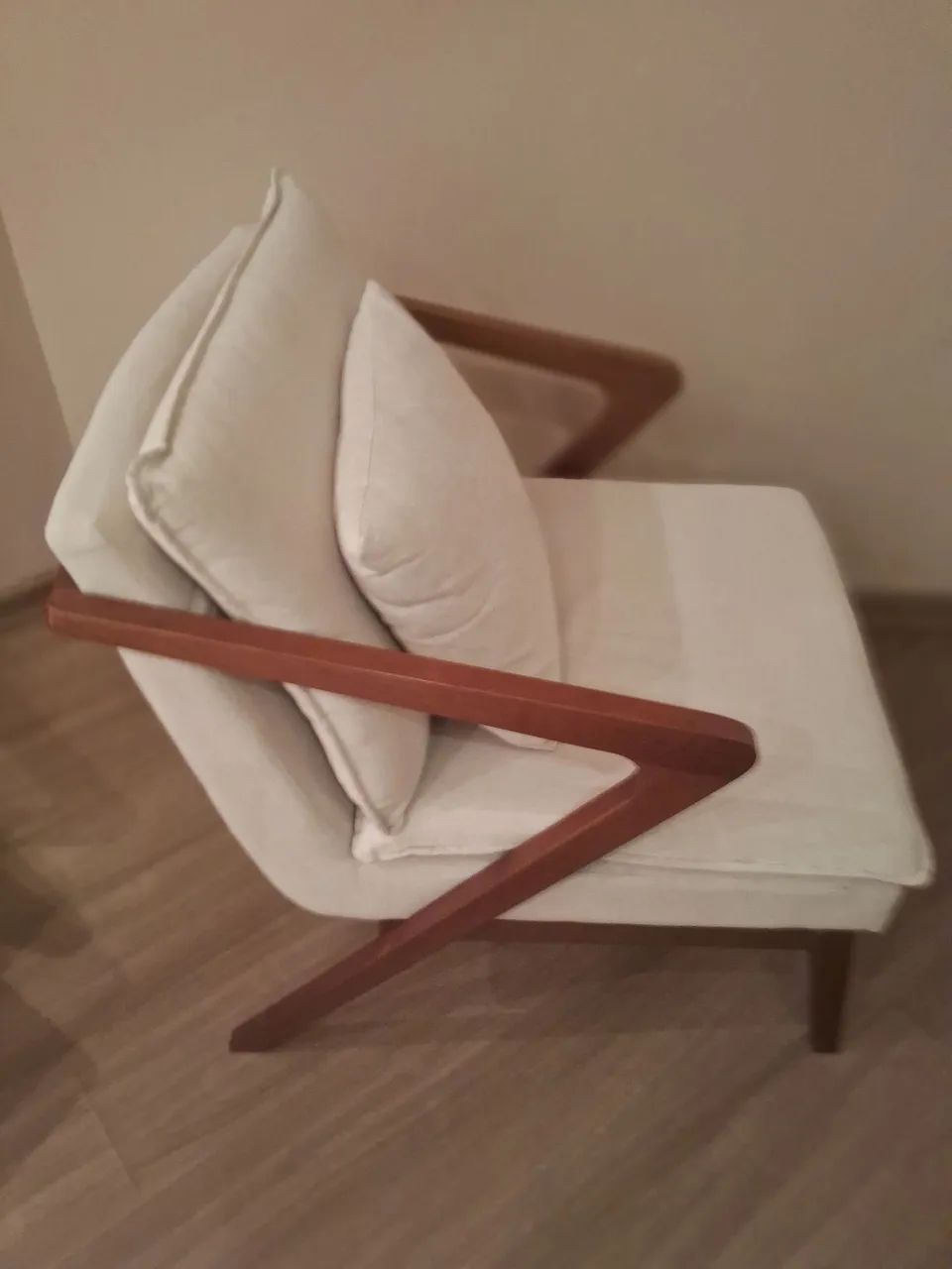 Poltronas com braço de madeira semi novas lindas - Foto 2