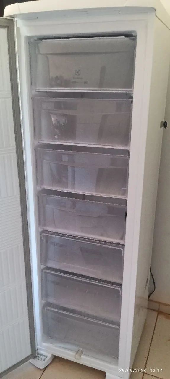Freezer Eletrolux vertical 234 litros   - Foto 2
