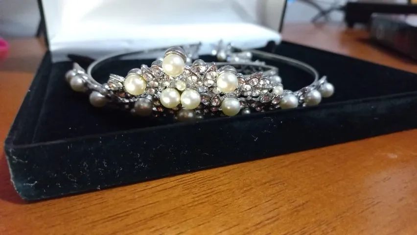 Conjunto de noiva completo com pérolas (coroa, brincos e pulseira) novo