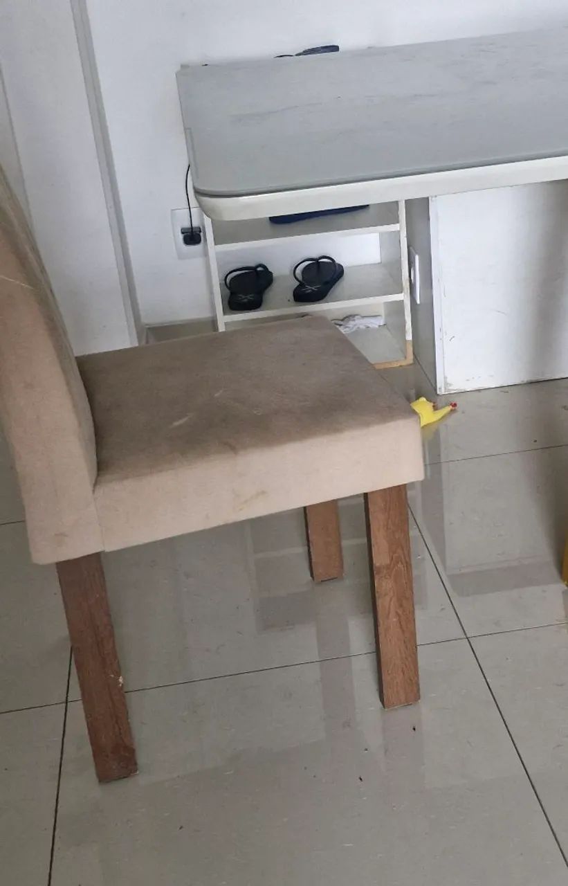 Mesa de jantar com defeito e cadeiras em ótimo estado - Foto 5