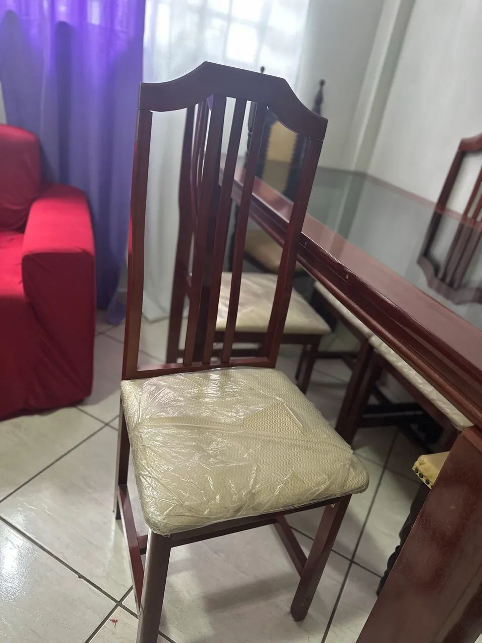 Vendo mesa com 6 cadeiras e tampo de vidro madeira maciça  - Foto 4