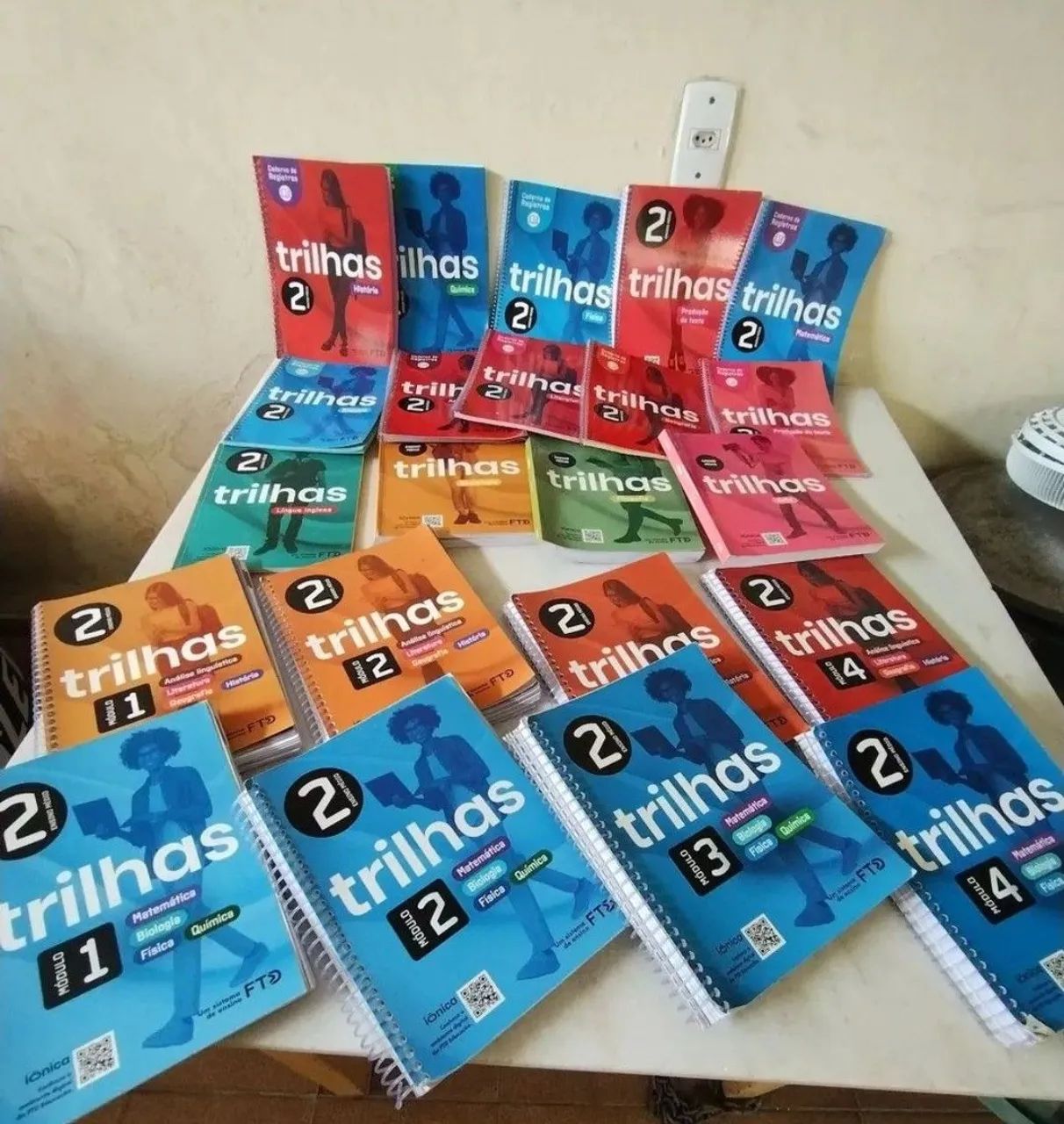 Livros completos com caixa do FTD TRILHAS 2°ANO do ensino médio