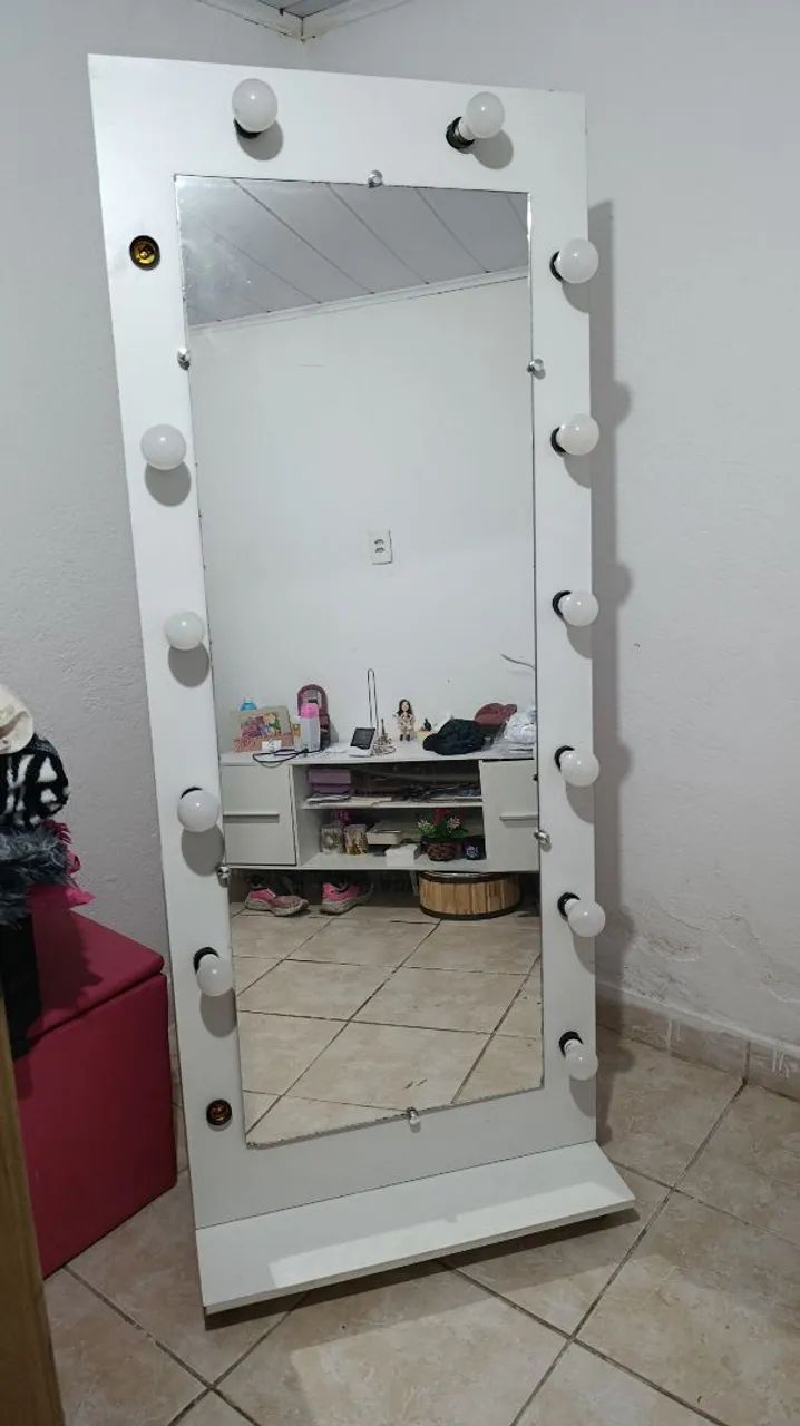 Espelho com lâmpadas