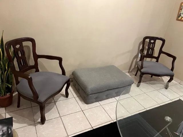 Conjunto com 2 poltronas de madeira e puff estofado - Foto 2