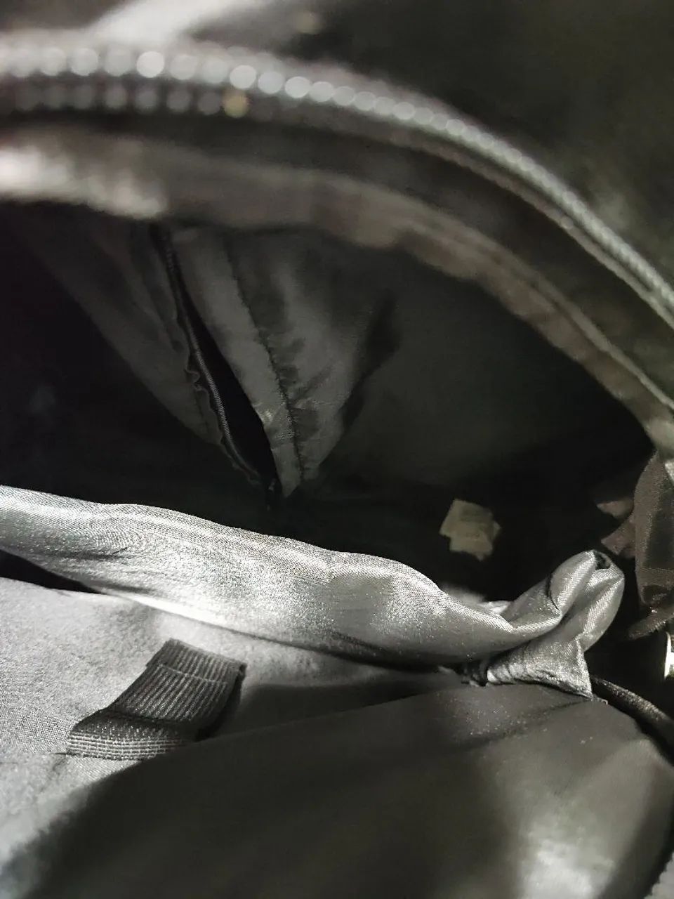 Mochila preta com rodinhas - Foto 5