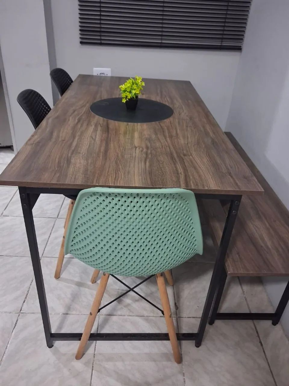  Mesa estilo industrial com cadeiras