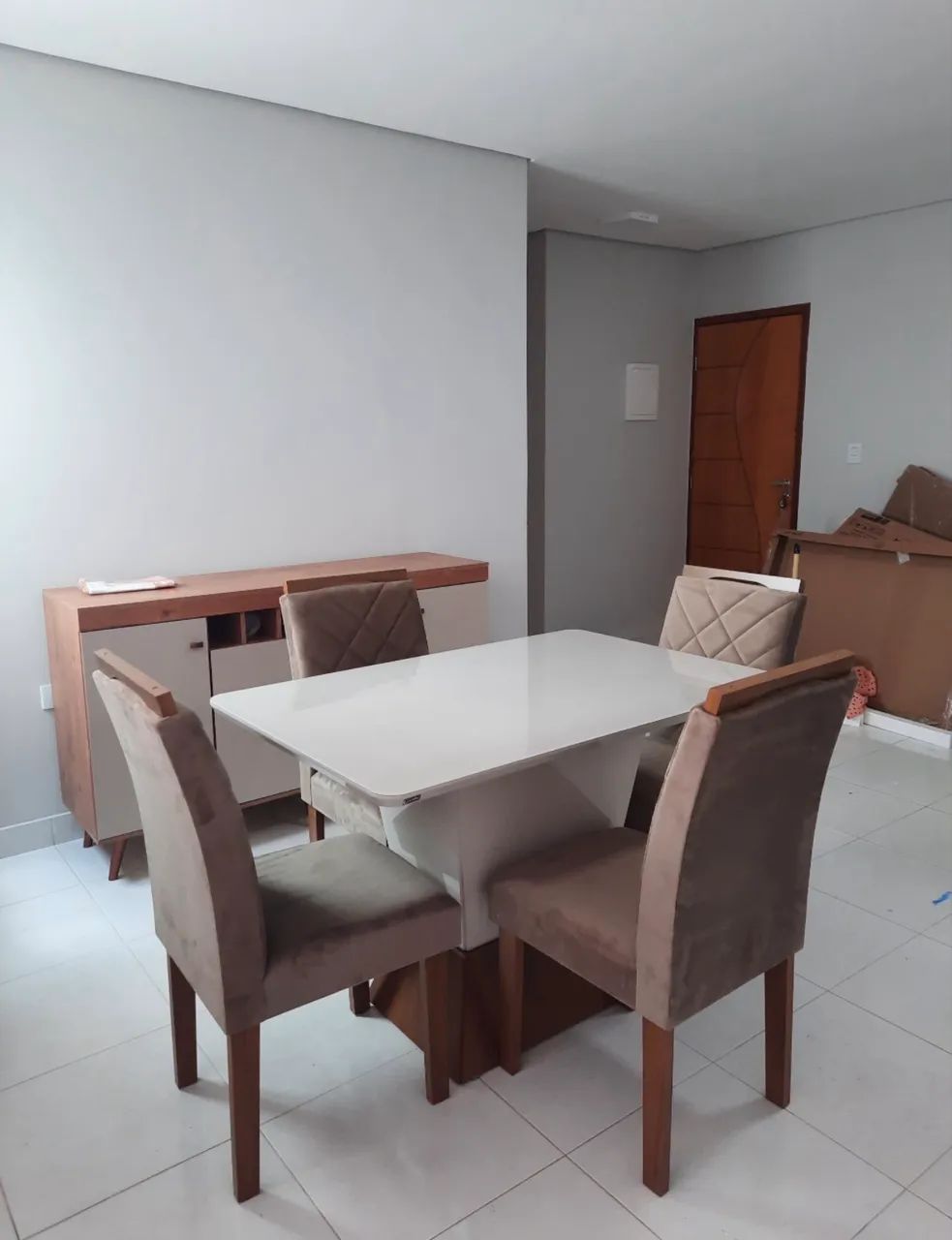 Mesa com 4 cadeiras 