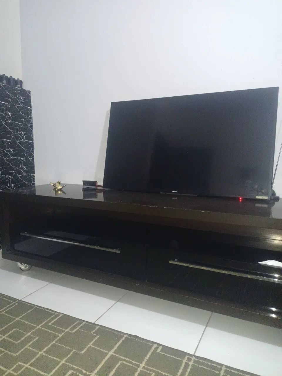Vendo rack de madeira muito boa