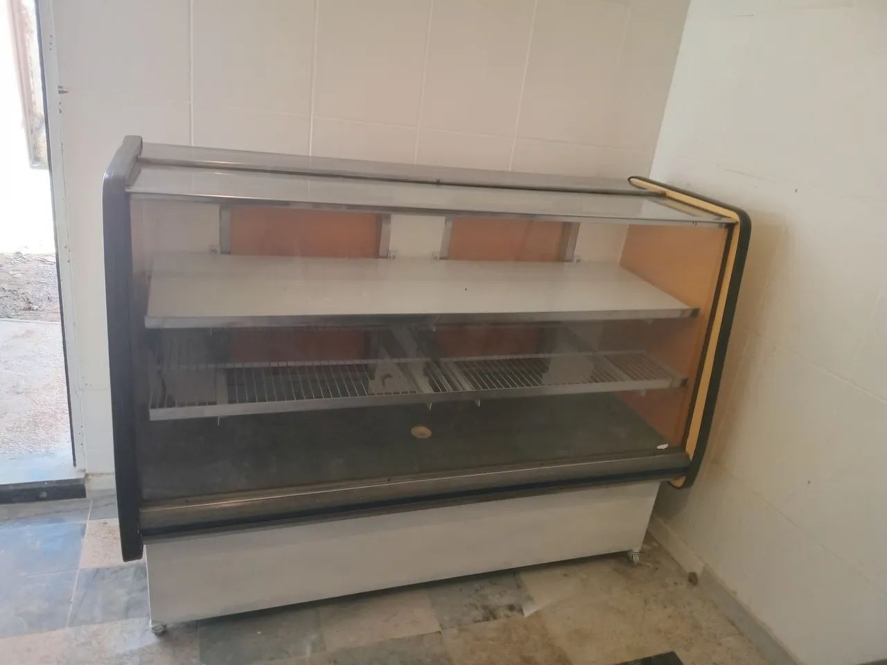 Balcão expositor refrigerado. 