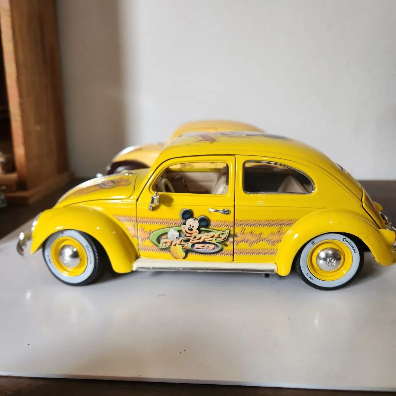 Fusca Miniatura - Burago Disney Collection "Mickey Mouse" - 1/18 - Made Italy