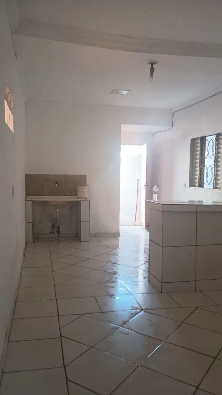 Aluga kitnet de um e dois quartos, coragem só pra moto, próximo Hmap 