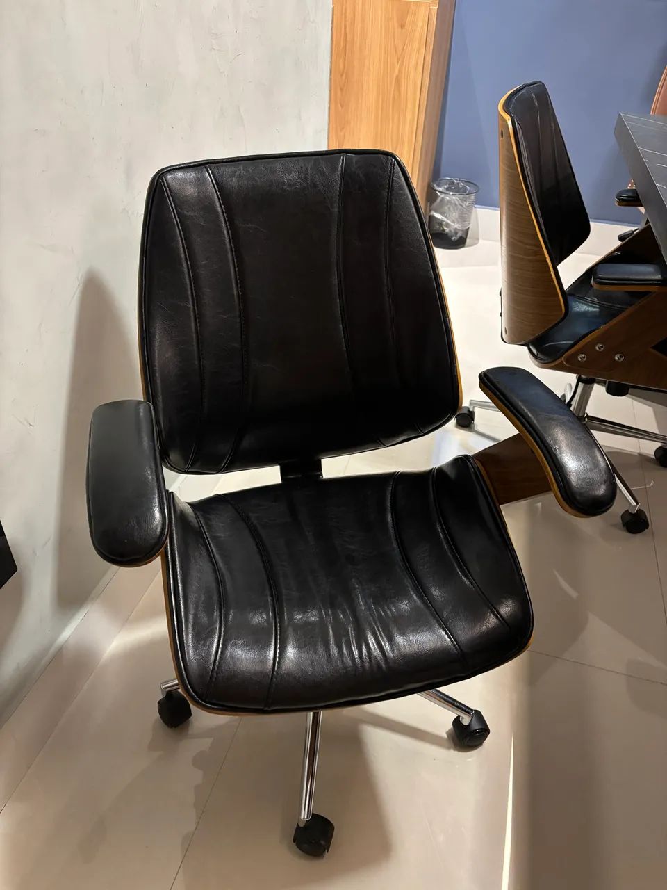 Vendo mesa de escritório + 5 cadeiras  - Foto 2
