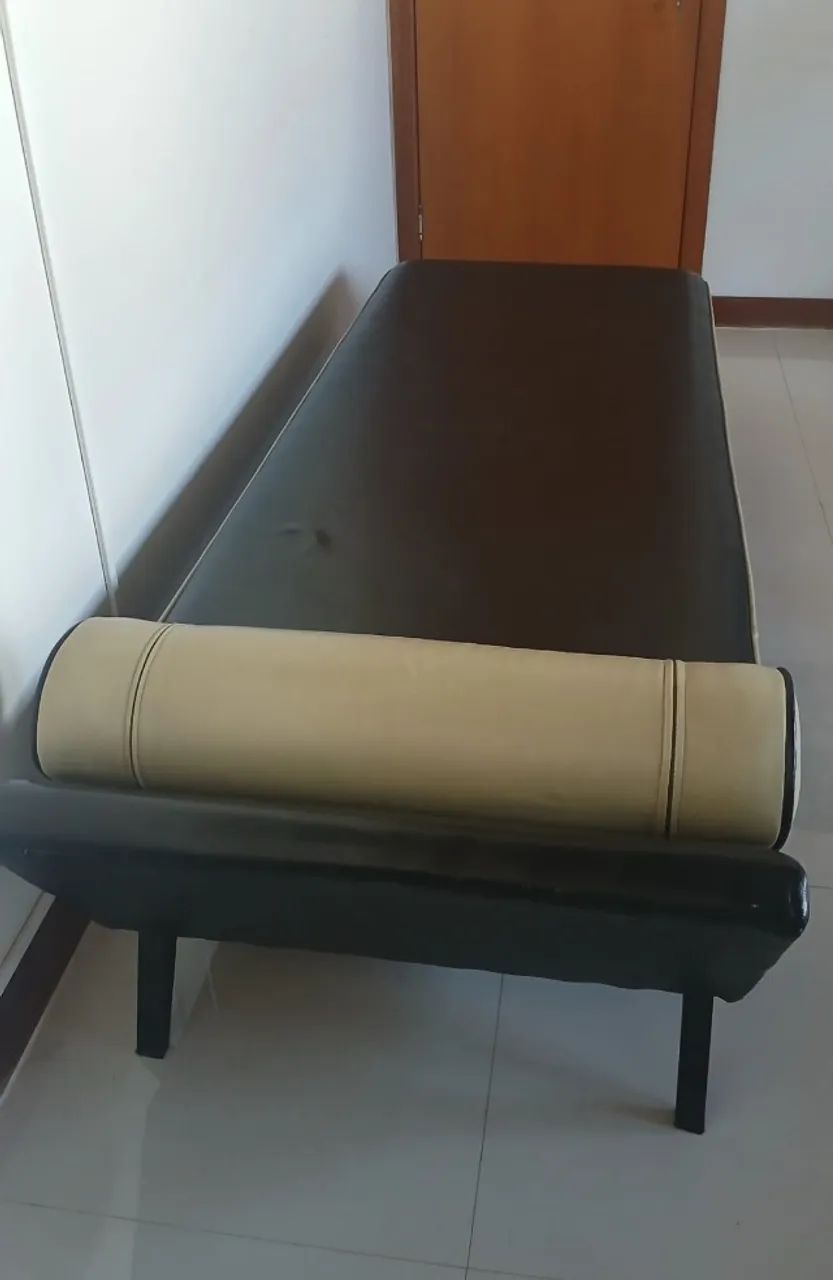 Divã de couro com estrutura de madeira - Foto 2